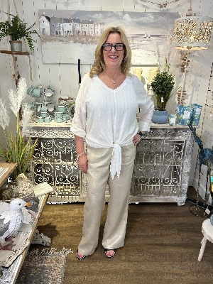 BLOUSE AVEC NOEUD DEVANT RAYURES DORÉES C- BLANC CASSÉ