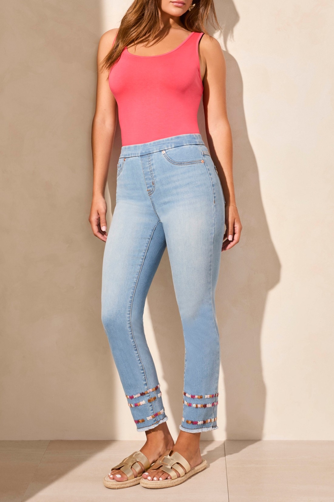 TRIBAL Jeans pull on avec jambes étroites brodées au bas C-Bleu