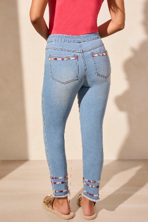 TRIBAL Jeans pull on avec jambes étroites brodées au bas C-Bleu
