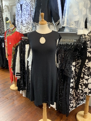 MALOKA Robe avec détail au col sans manche C-Noir