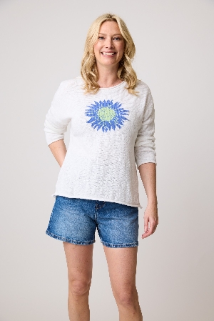 COTTON COUNTRY Tricot de coton fleur bleue devant C-Blanc