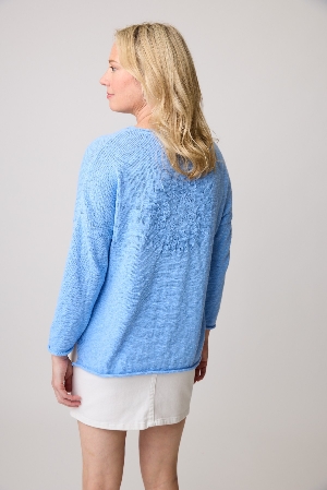 COTTON COUNTRY Tricot de coton fleur blanche devant C- Bleu