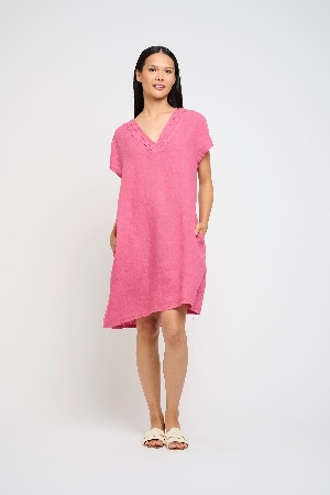 PISTACHE Robe avec détail de plis cousus au col en V C- Fraise