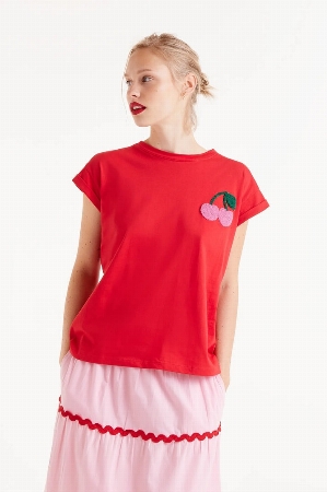 COMPANIA FANTASTICA T-Shirt avec appliqué bouclé 'Cerises' C-Rouge