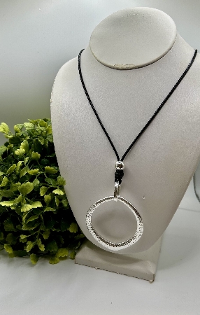 TOM & EVA Collier à cordon de cuir avec pendentif argent C-Noir