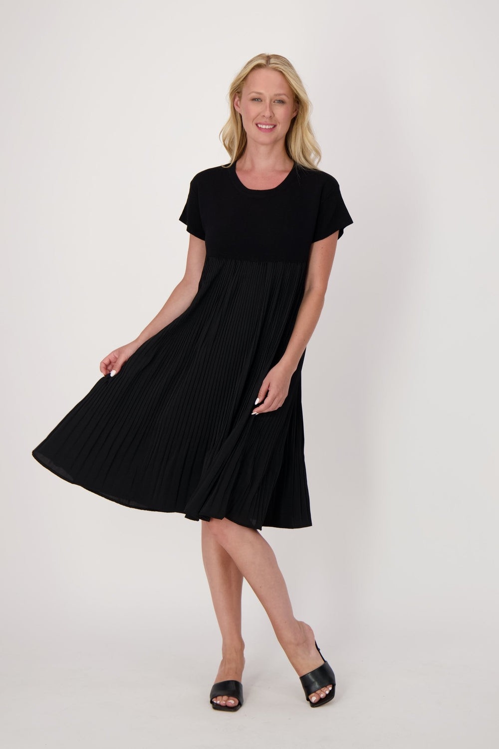 GABBY ISABELLA Robe de style t-shirt à jupe plissée C-
