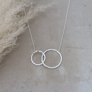 GLEE JEWELRY Chaîne argent retenant deux anneaux entrecroisés