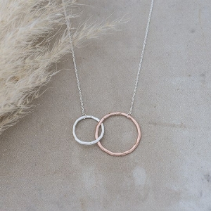 GLEE JEWELRY Chaîne retenant deux anneaux  C-Or rose et argent