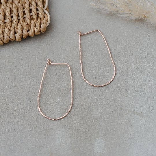 GLEE JEWELRY Anneau de forme allongée aspect martelé C- Or rose