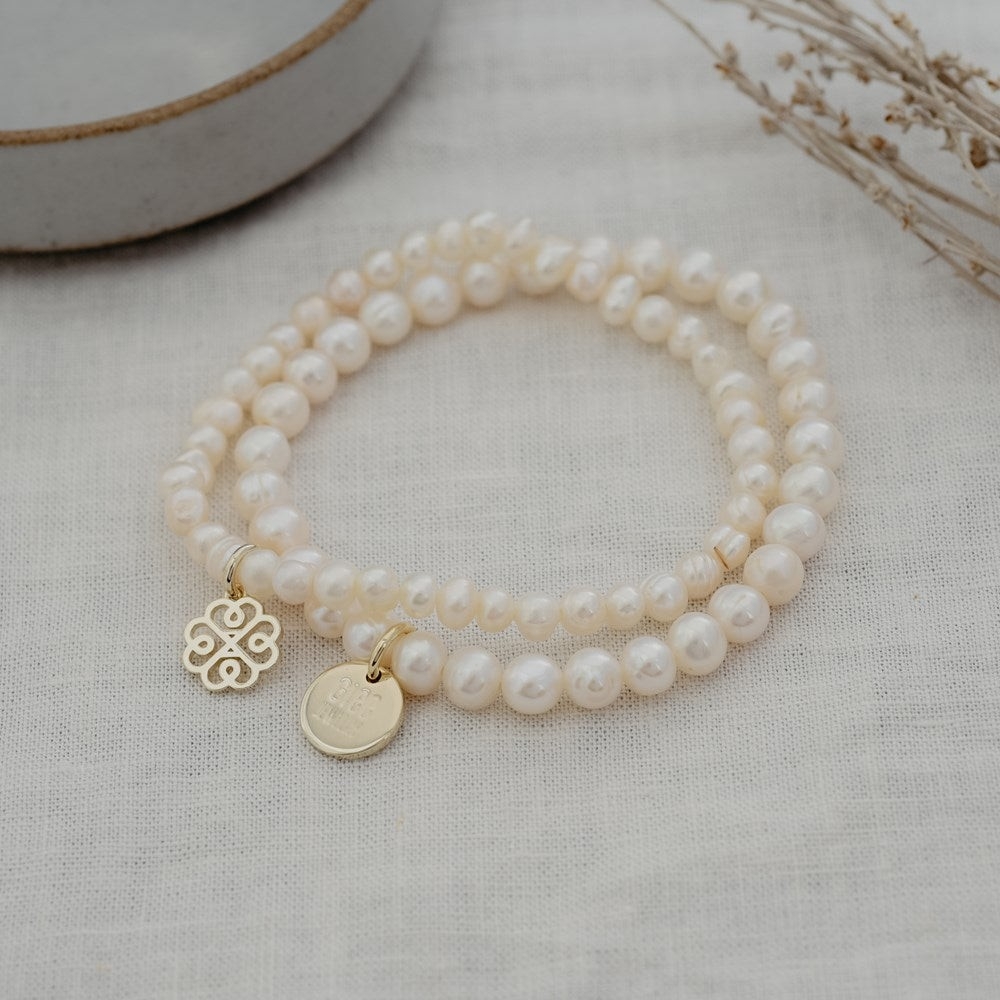 GLEE JEWELRY Bracelet double en perles d'eau douce et breloques