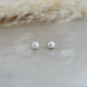 GLEE JEWELRY Boucles d'oreilles petite perle blanche sur tige